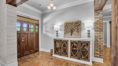 25-web-or-mls-Front Entry (2)
