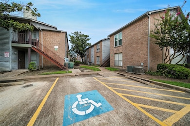 9350 Country Creek Dr unit 18, Houston, TX 77036 - photo 3