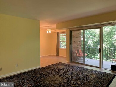 3890 Lyndhurst Dr unit 203, Fairfax, VA 22031 - photo 2