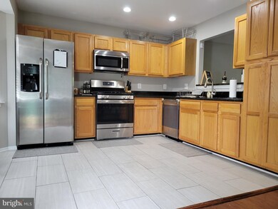 4910 Wall Flower Way, Oxon Hill, MD 20745 - photo 3