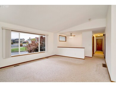 Living Room/Entrance