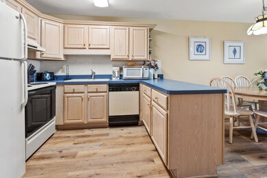 Kitchen with kitchen peninsula, decorative backspl