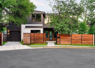 View of front facade with a fenced front yard, dr