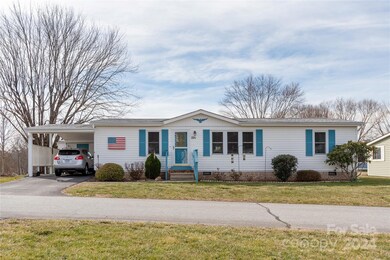 221 Cranbrook Cir, Hendersonville, NC 28792 - photo 2