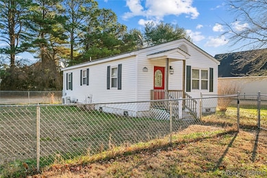 View of front of property featuring a front yard