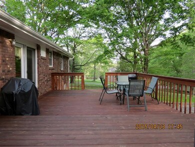 Nice back tiered deck - great for entertaining!