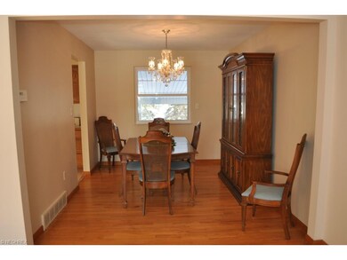 Roomy dining room - also freshly painted!