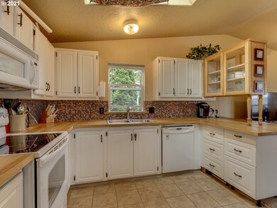 1077 SW Clawson Cir, Troutdale, OR 97060 - photo 5