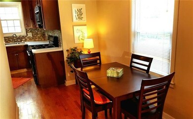 Eat in dinette/kitchen area