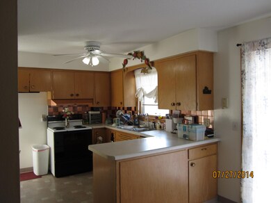 Kitchen another view<|><|>