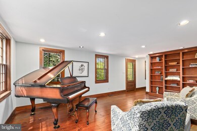 5231 Summit Dr, Fairfax, VA 22030 - photo 6