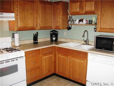 Kitchen Oak Kitchen with Appliances Included