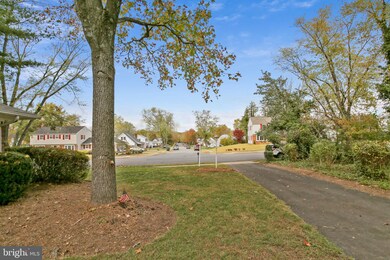 12915 Melville Ln, Fairfax, VA 22033 - photo 4
