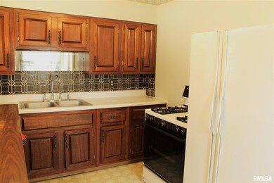 1422 W 36th St, Davenport, IA 52806 - photo 7