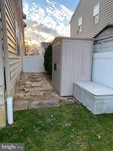 216 Sycamore Ave, Folsom, PA 19033 - photo 6