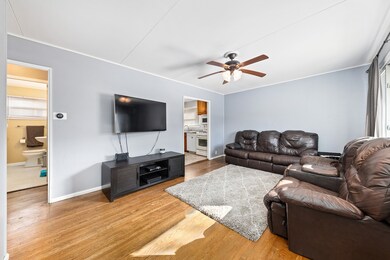 211 N Evanslawn Ave, Aurora, IL 60506 - photo 4