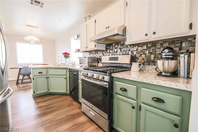 TILED BACKSPLASH*GRANITE COUNTERS