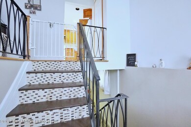 (4) ENTRY FOYER