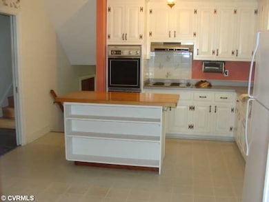 Kitchen - The kitchen with view of the cabinets and eat in area