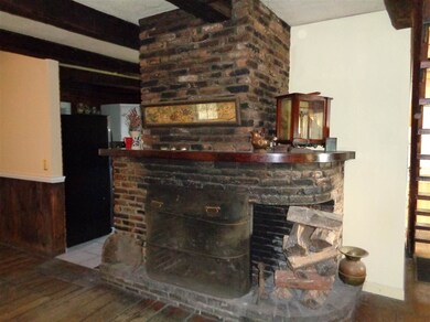 Centeraly located, lined chimney, new damper.