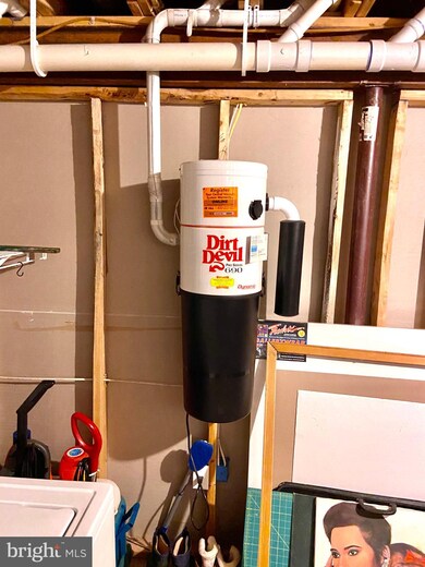 1402 Orchard View Rd, Reading, PA 19606 - photo 6