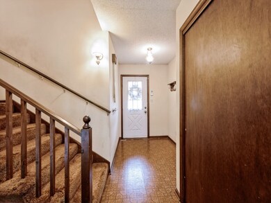 Large foyer entrance with huge closet