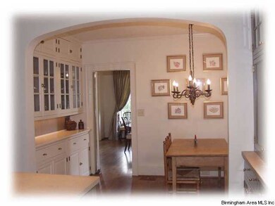 Charming Eat-in Area with a Built-in Bench and an 