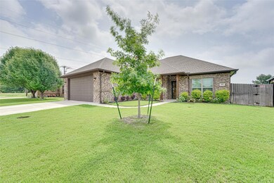 403 Casa Linda St, Ennis, TX 75119 - photo 4