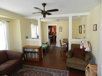 Living room/dining area