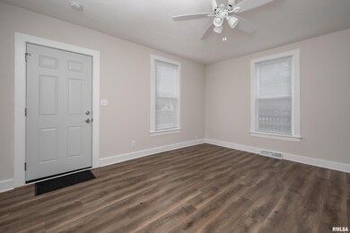 512 E Pleasant St, Davenport, IA 52803 - photo 3