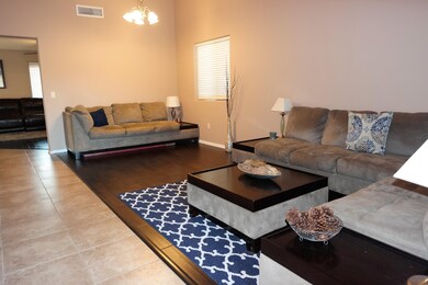 7 Living Room_4612