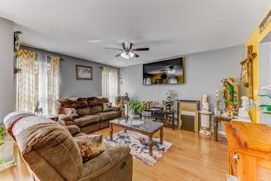 194 N Smith St, Aurora, IL 60505 - photo 2