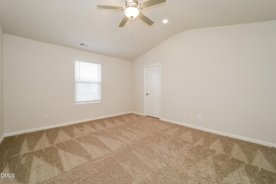 007-photo-primary-bedroom-9559240