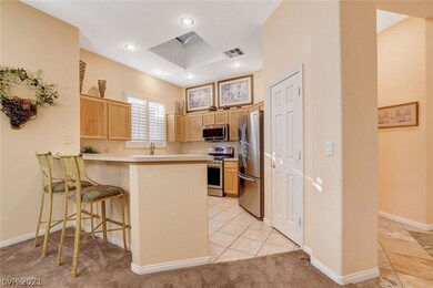Kitchen w/breakfast bar