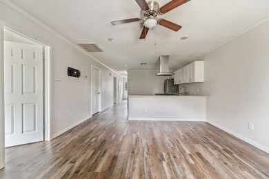 2045 W Blum St unit B, Alvin, TX 77511 - photo 3