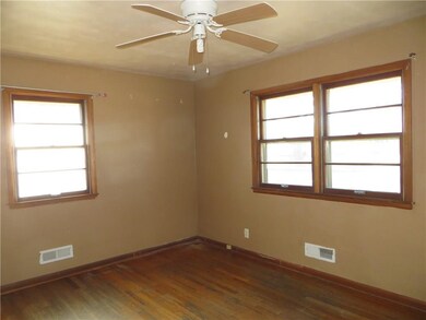 1513 E 26th St, Des Moines, IA 50317 - photo 4