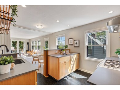 1027 SW Grover St, Portland, OR 97239 - photo 2