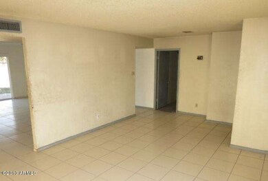 023-279405 front room 2