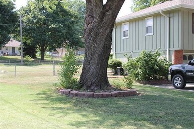 524 S Adams St, Raymore, MO 64083 - photo 3