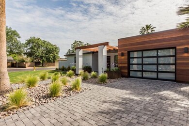 Glass/aluminum garage door
