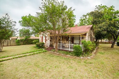 215 W College St, Fredericksburg, TX 78624 - photo 3