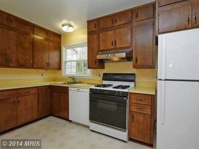9246 Kristin Ln, Fairfax, VA 22032 - photo 7