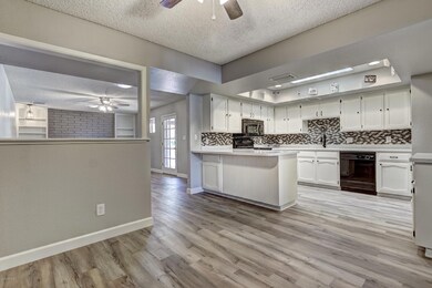2259 E Fox St-15
