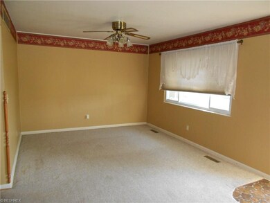 Large Living Room area with nice size picture wind
