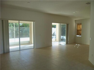 Living Room. Spacious Living/Dining Area, 10  Volu