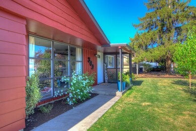 302 NW Dogwood Ave, Redmond, OR 97756 - photo 3