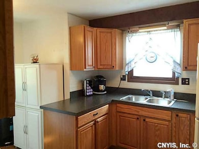Kitchen Updated kitchen with oak cabinets