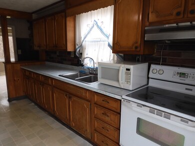 174 Dracut St, Methuen, MA 01844 - photo 6