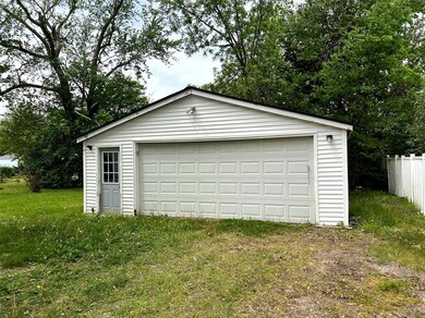 1013 E 10th St N, Newton, IA 50208 - photo 4