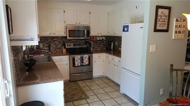 Perfectly laid out kitchen.  Plenty of prep space,